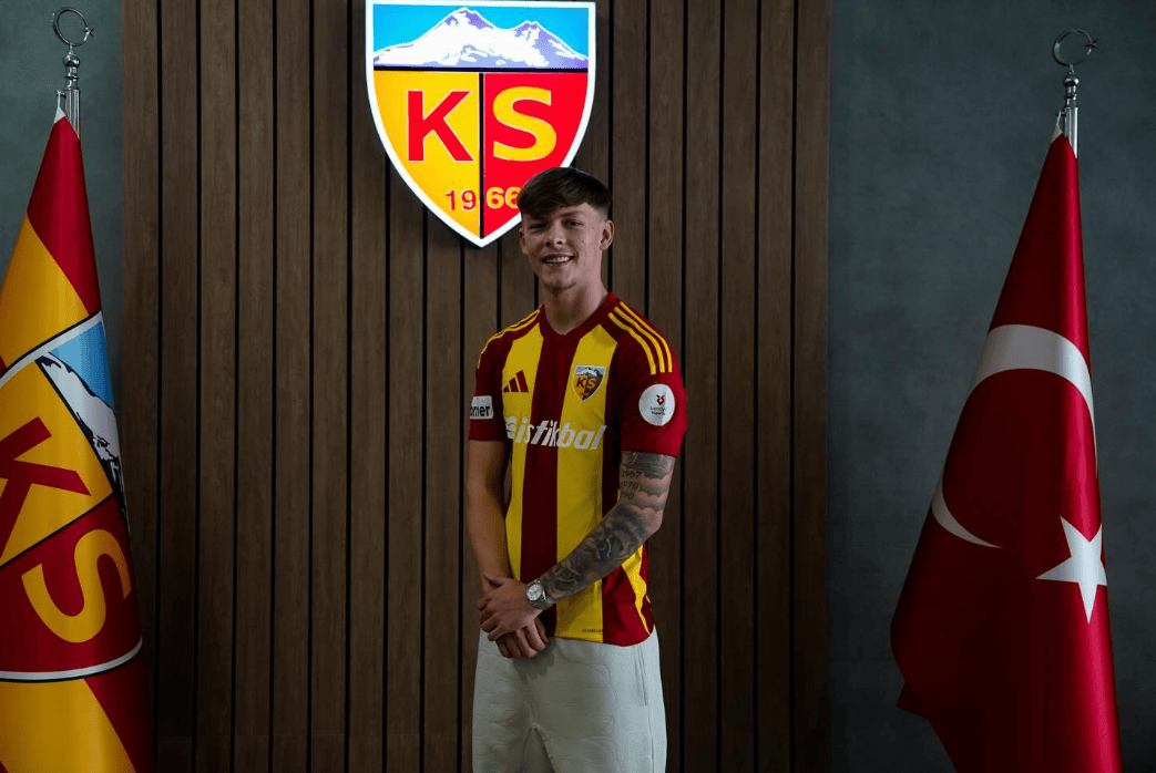 曼联官宣冬窗离队第一人！新帝星已确定留下，两人将争取压哨转会